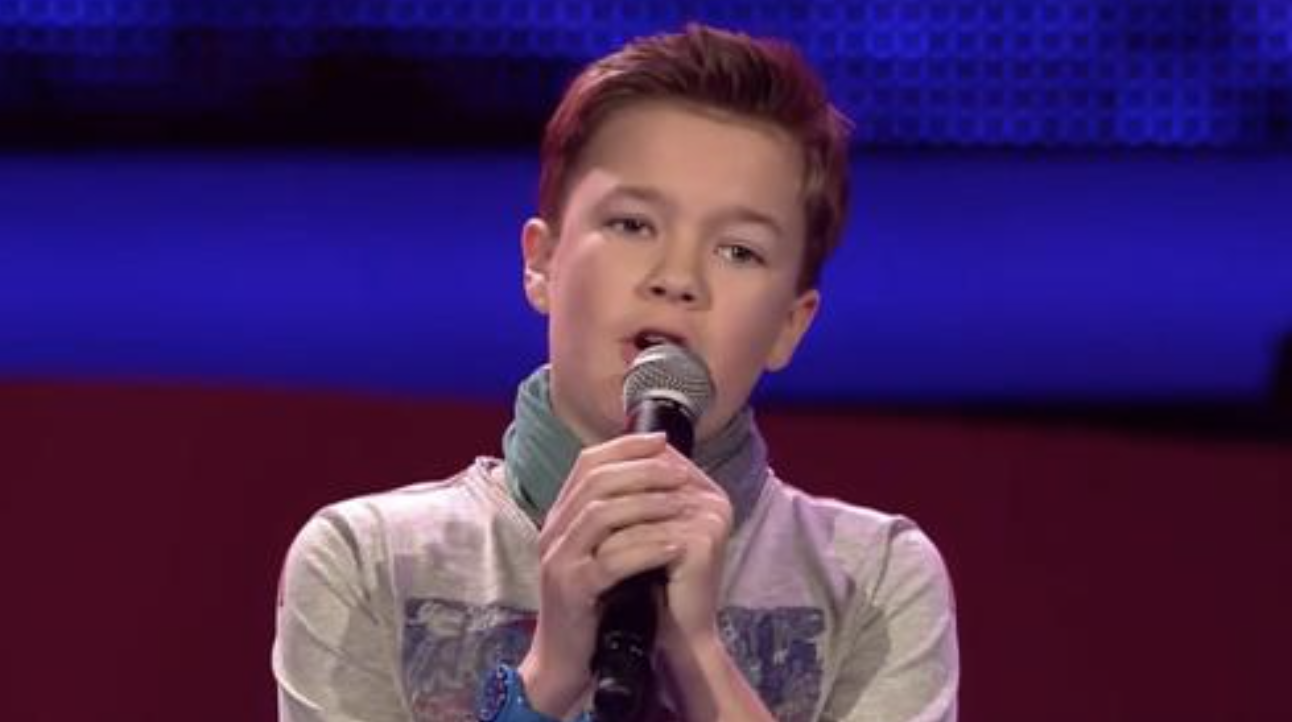 Talented boy sings hallelujah then two girls join him in harmony on